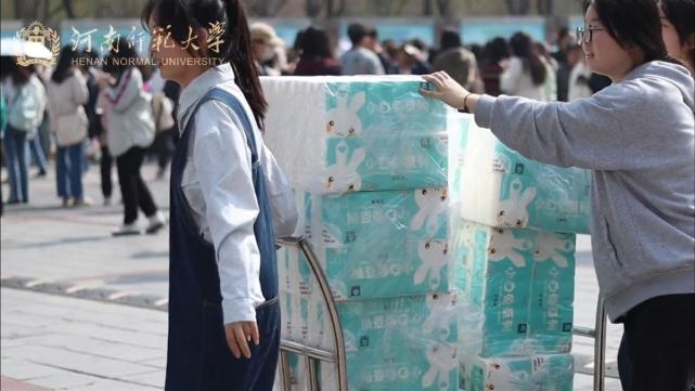  妇女节高校为女生备2.5万提卫生纸
